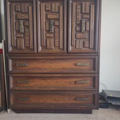 Wooded Dresser With Chest Drawer