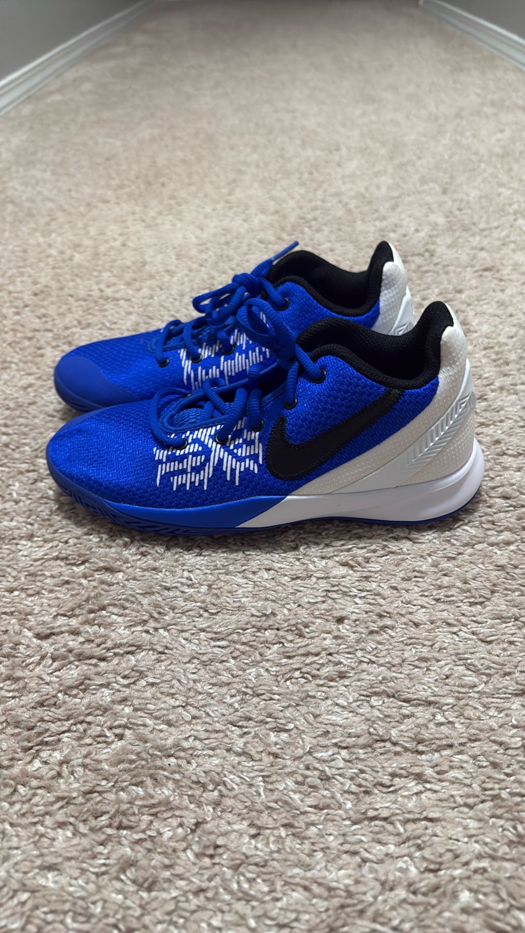 Nike Boy's Youth Kyrie Flytrap II Basketball Shoes