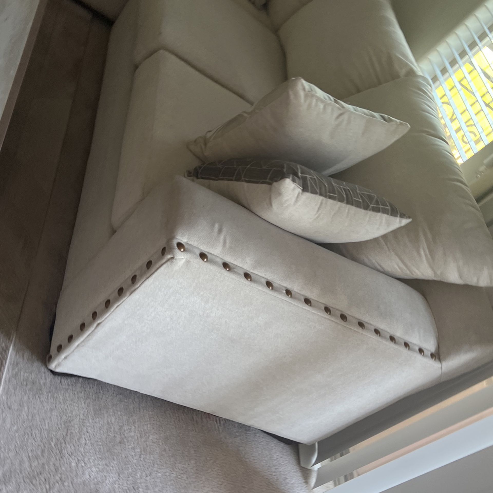 Sofa / Sectional Off White - Seats 5-6 