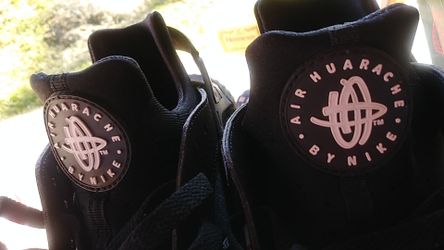 All black NIKE HURACHE