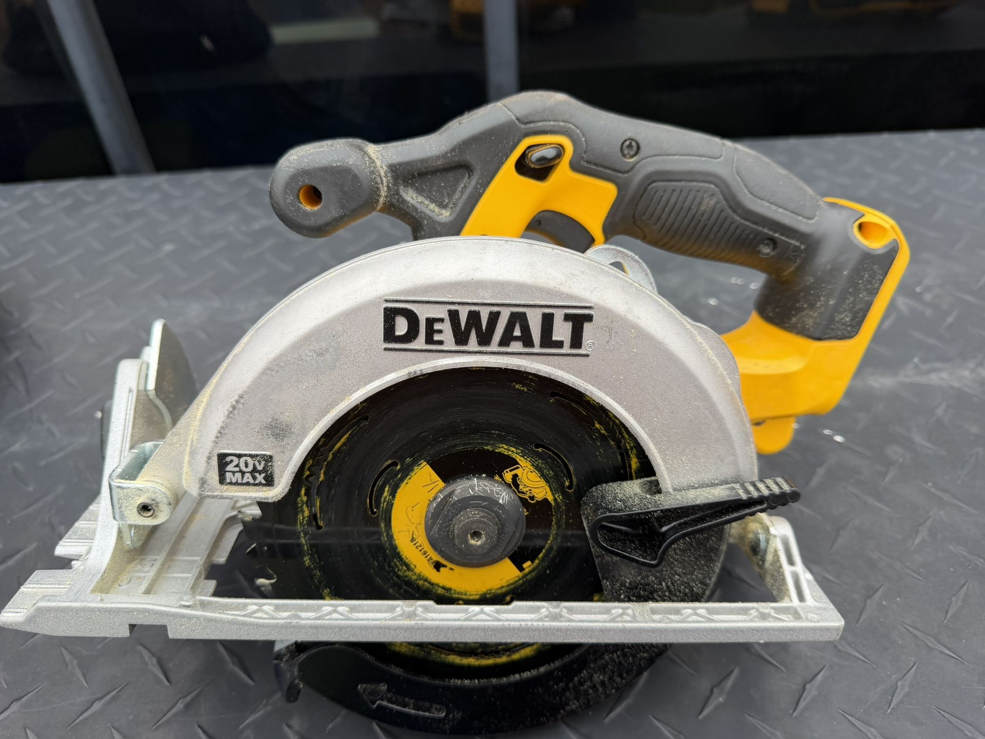 DEWALT 20V MAX 6-1/2 in. Cordless Circular Saw (like new) (Read ad before messaging) 