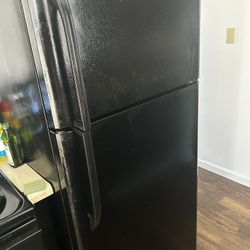 Frigidaire Refrigerator 100$