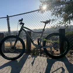 Giant mountain bike full suspension