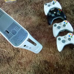 White Xbox 360 W/4controllers(NoCords)