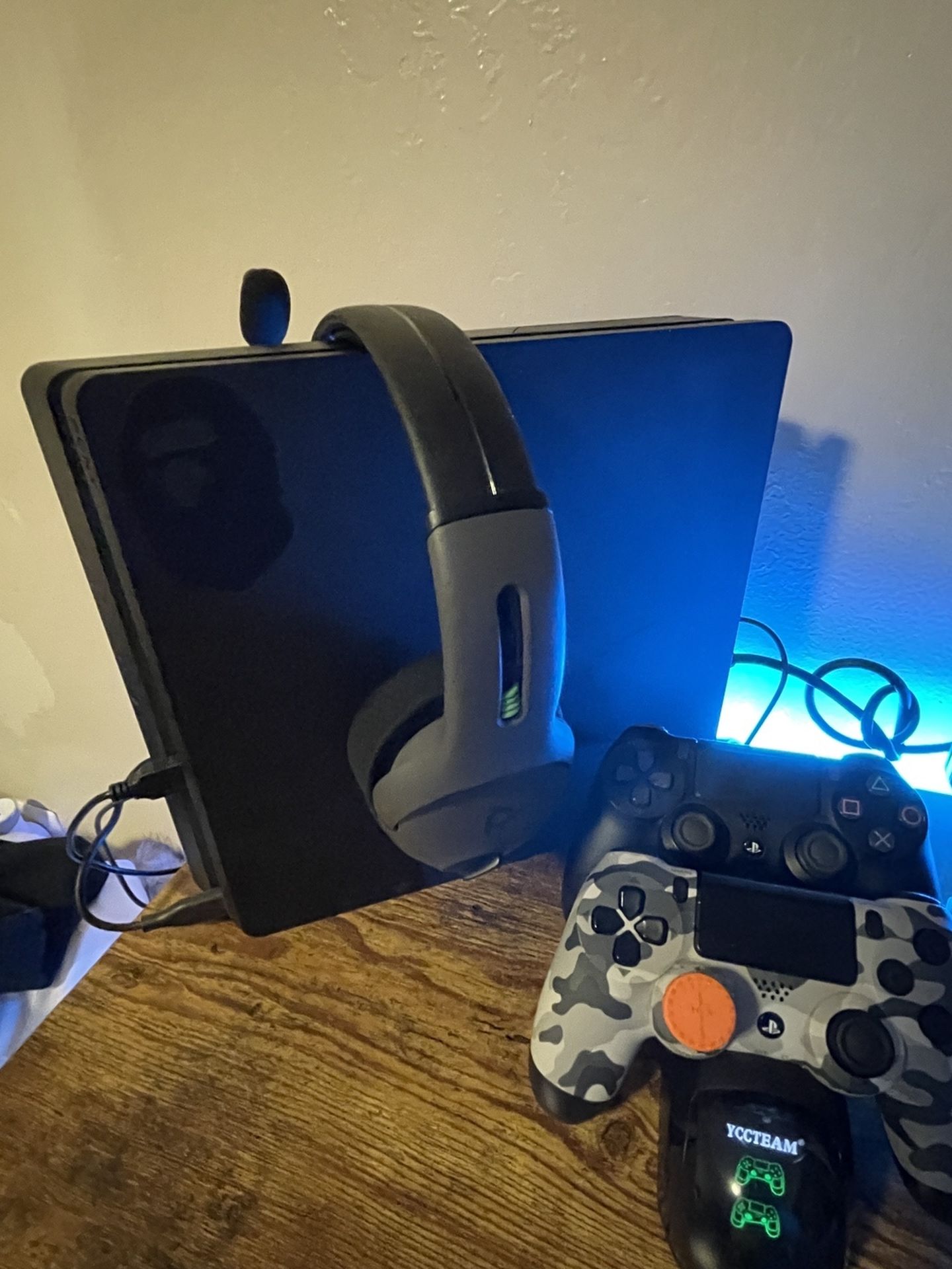 Ps4 Slim + 2 Controllers + Charging Dock + 5 Games