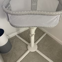 Halo Swivel Bassinet Like New