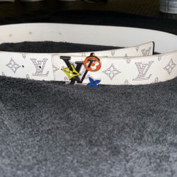 Size 32 Mens Louis Vuitton Belt.