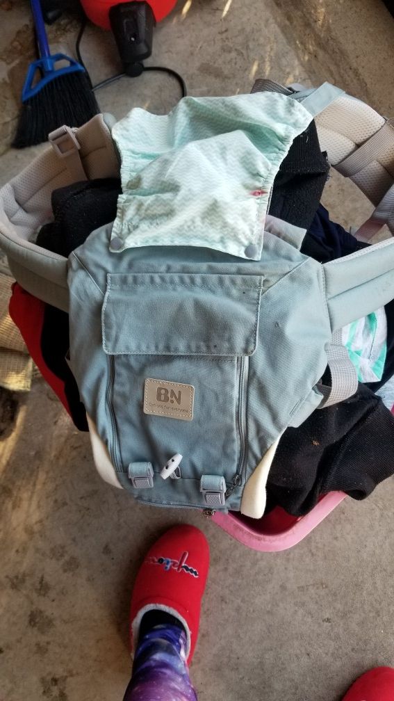 Baby carrier with zipper seat