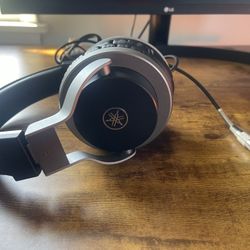 Yamaha HPH-MT7 Studio Monitor Headphones