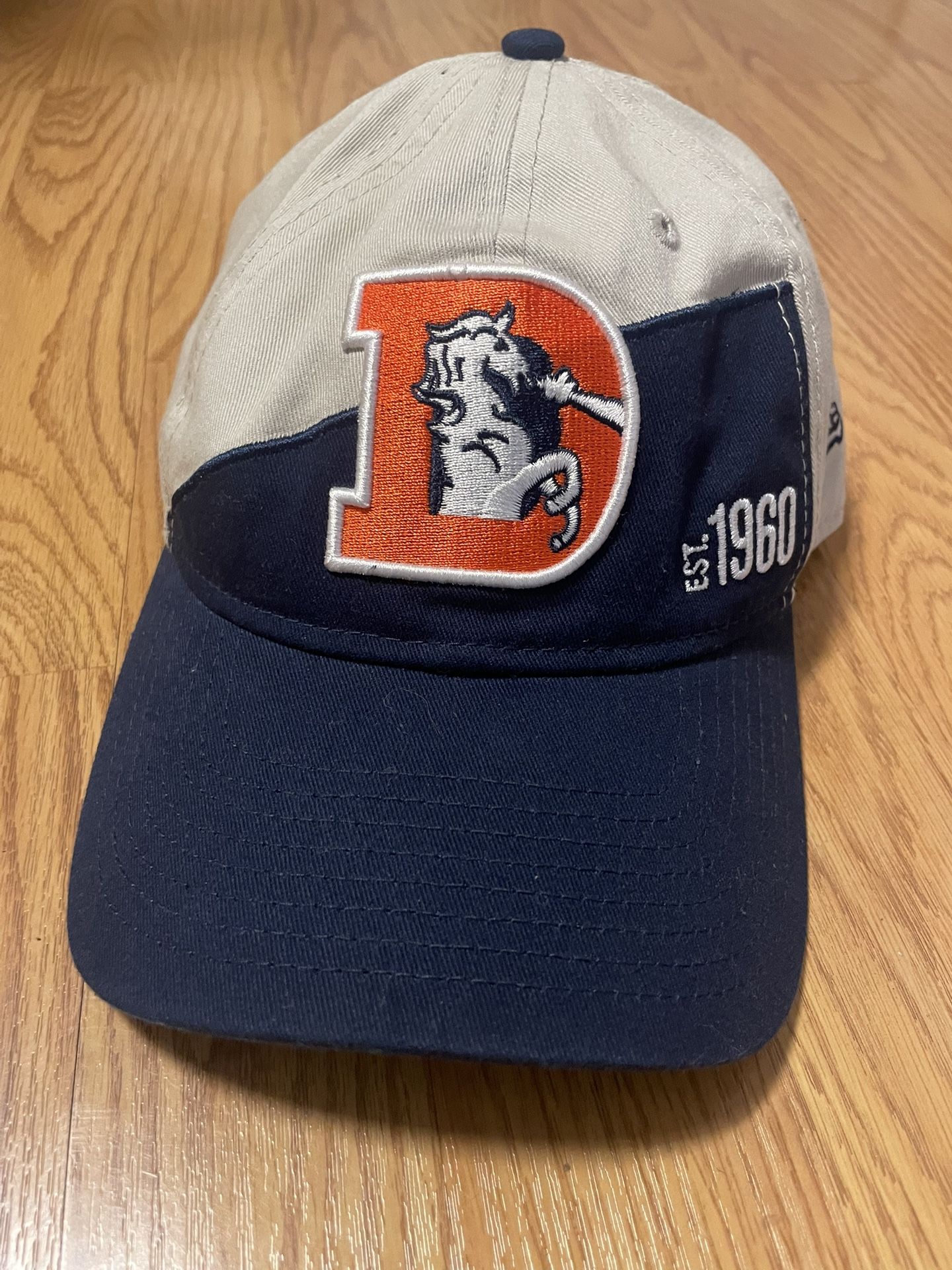 Denver Broncos New Era 2023 Sideline Historic 9TWENTY Adjustable Hat