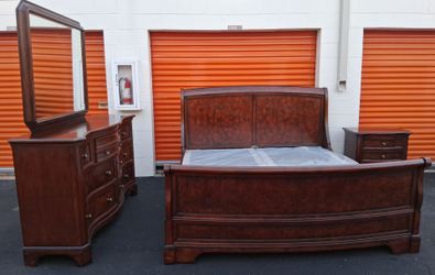 Kng Sz Bd St With Base Good Condition