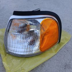 MAZDA PICK UP TRUCK DRIVER SIDE LIGHT 98-00