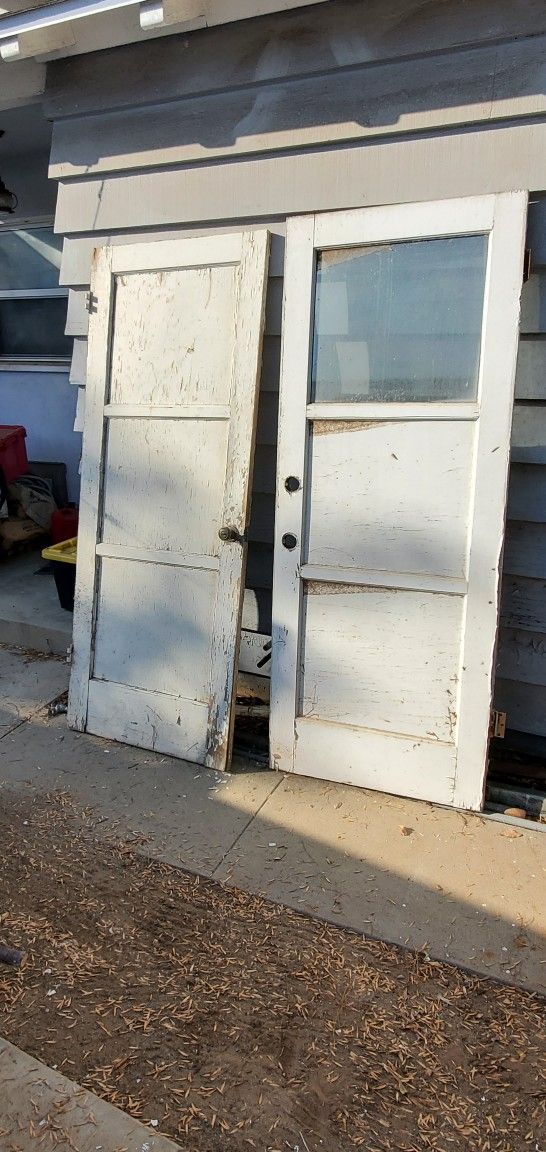 GRATIS--2 Old 32" Exterior Doors--  FREE