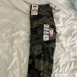 Wrangler camo cargo pants 