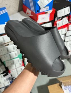 YEEZY SLIDES 