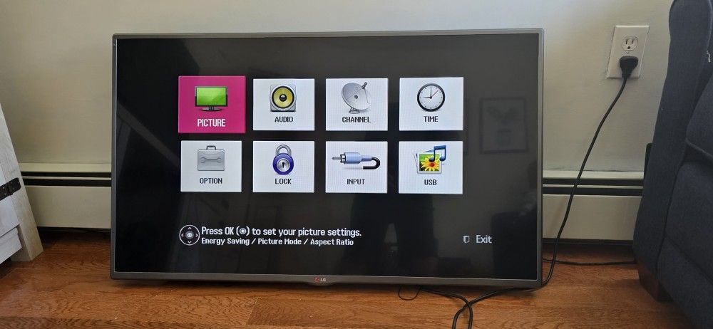 LG 42 Inch LED TV With Wall Mount Missing Remote