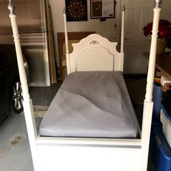 Twin Bed Frame (White / No Mattress)
