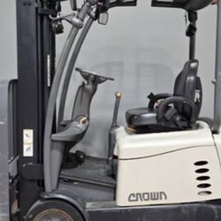 2013 CROWN ELECTRIC FORKLIFT NO BATTERY