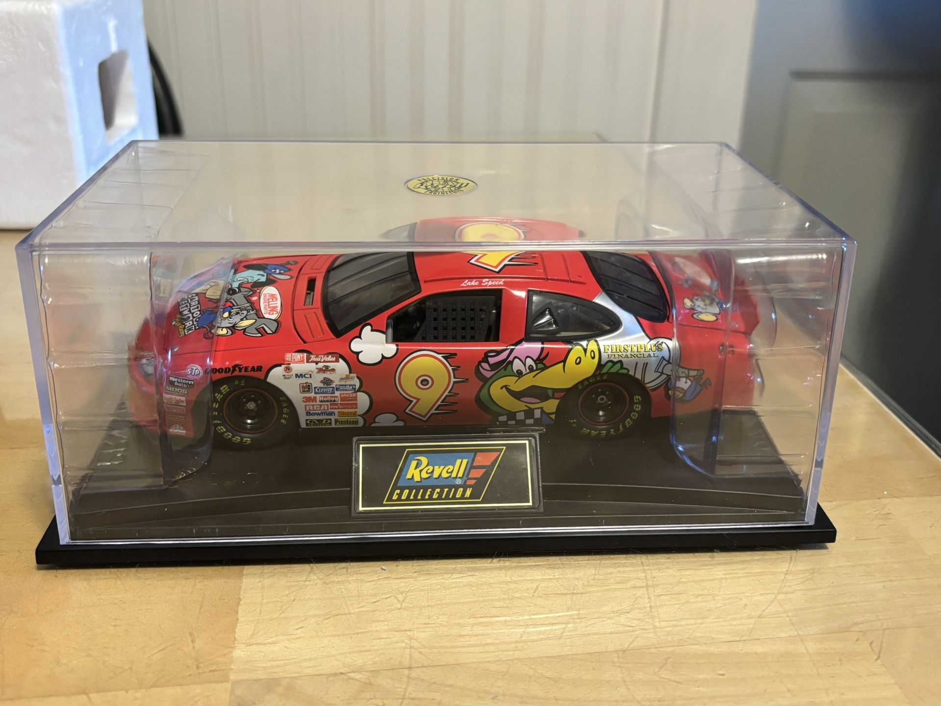 Revell 1998 Ford Taurus Cartoon Network Die Cast 1:24 Scale