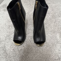 Steve Madden Shoes | Steve Madden Peep Toe Booties | Color: Black/Gold | size 7M