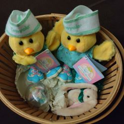 NEW!! VINTAGE HALLMARK BASKET, CRAYOLA BUNNIES AND OTHER 