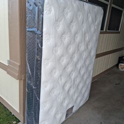 Queen  Sise  Pillow  Top  And  Box  Spring 