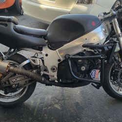 1998 Suzuki Gsxr 750  SRAD PART OUT 