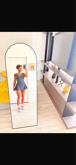 🪞 Modern Full-Length Arch Mirror – Must Sell ASAP (Downtown Miami)