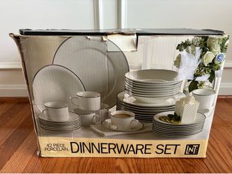 42 Piece Porcelain Dinnerware Set