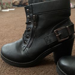 Woman’s Hilled Boots