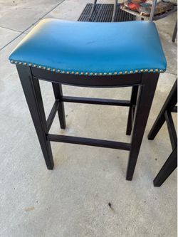 2 barstools