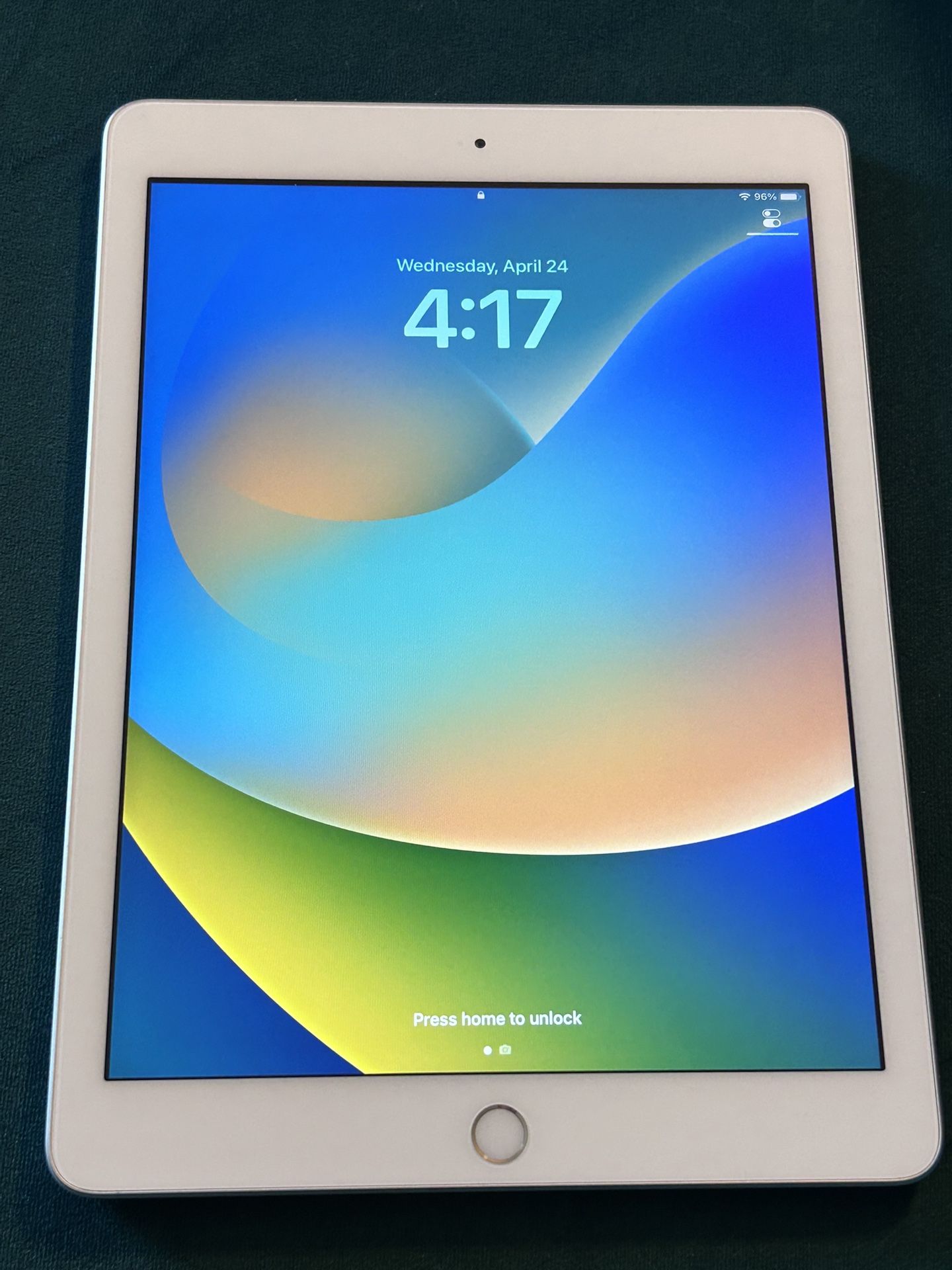 Apple iPad 9.7" Wifi 128GB 2017 Model - Silver MP2J2LL/A  unlocked Like New