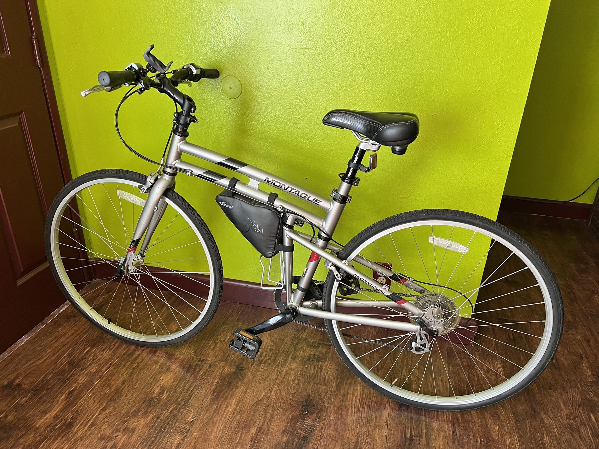 Used Montague Crosstown Hybrid 7 Speed Folding Bike Medium 19” Users 5’3” - 5’10” 179616