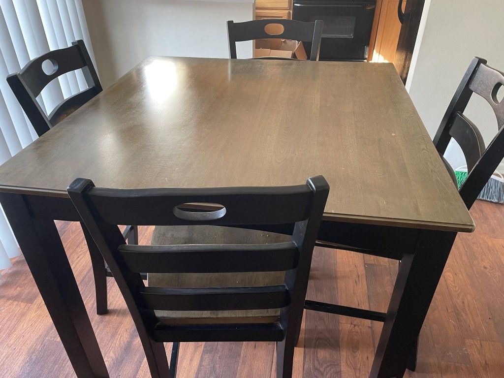 Wooden Dining Room Table and Chairs