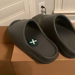 Yeezy Slide Onyx Size 9.5