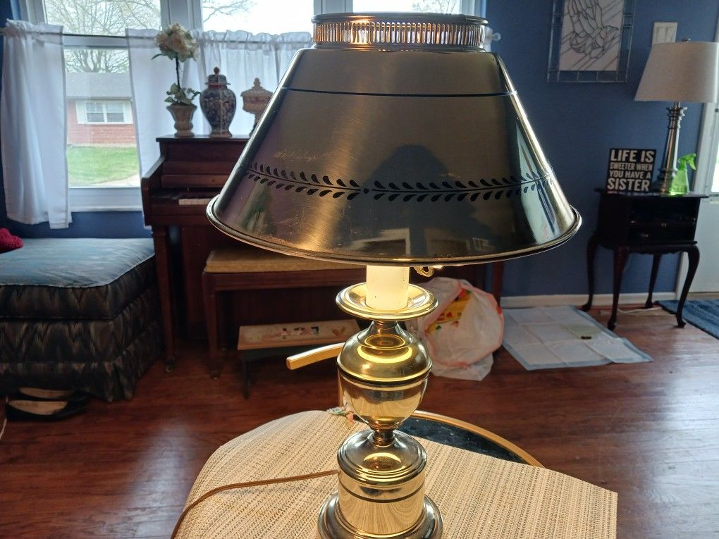 Nice VINTAGE Solid Brass LAMP  19 INCHES TALL  WORKS GREAT 