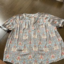 Currant Air Light Weight Top. Size L. Great condition.