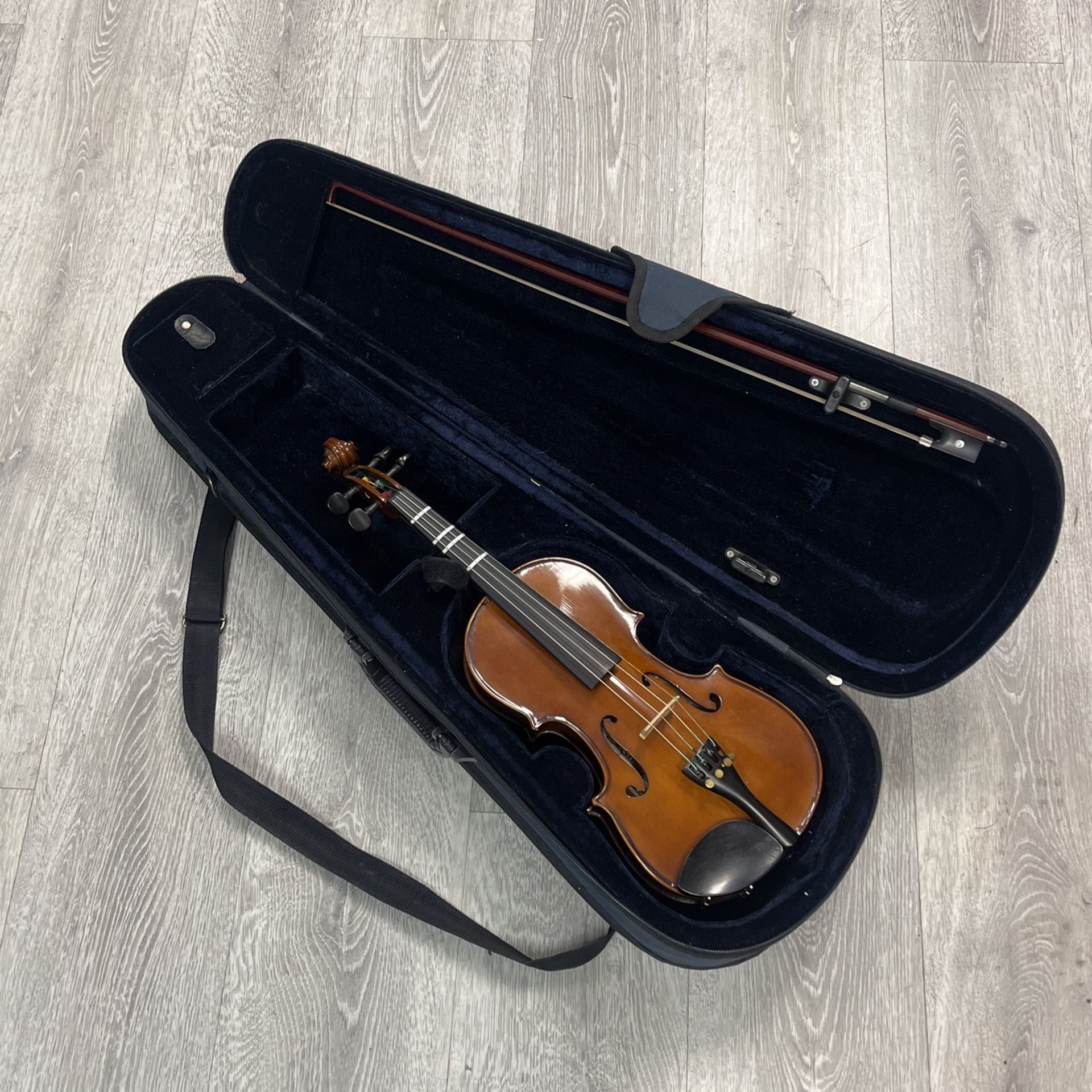 Cremona SV115 1/2 Violin With Case And How
