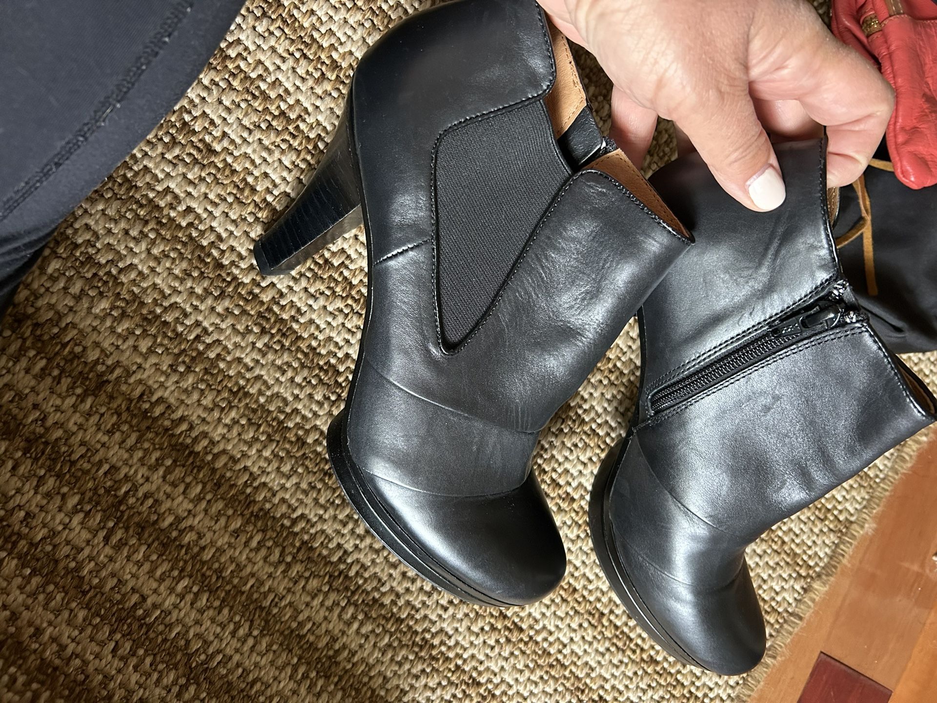 Brand New Sofft Black Leather Booties Size 9.5