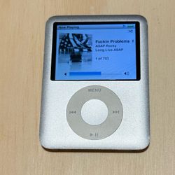 iPod Nano A1236 4GB Silver Tested Battery 12-16hr w/Charg-703Songs Read Info Blw