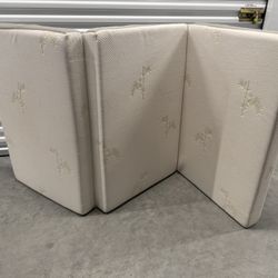 Tri-Folding Portable Memory Foam Mattress – With Carry Case – Excellent Condition