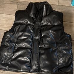 Womens Puffer Vest Size MEDIUM. NEW
