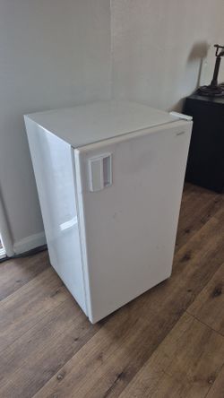 Sanyo White Compact Mini Fridge