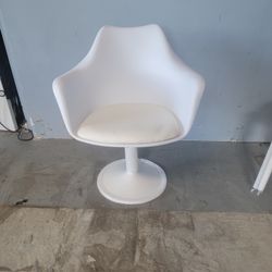 Tulip Swivel Armchair

