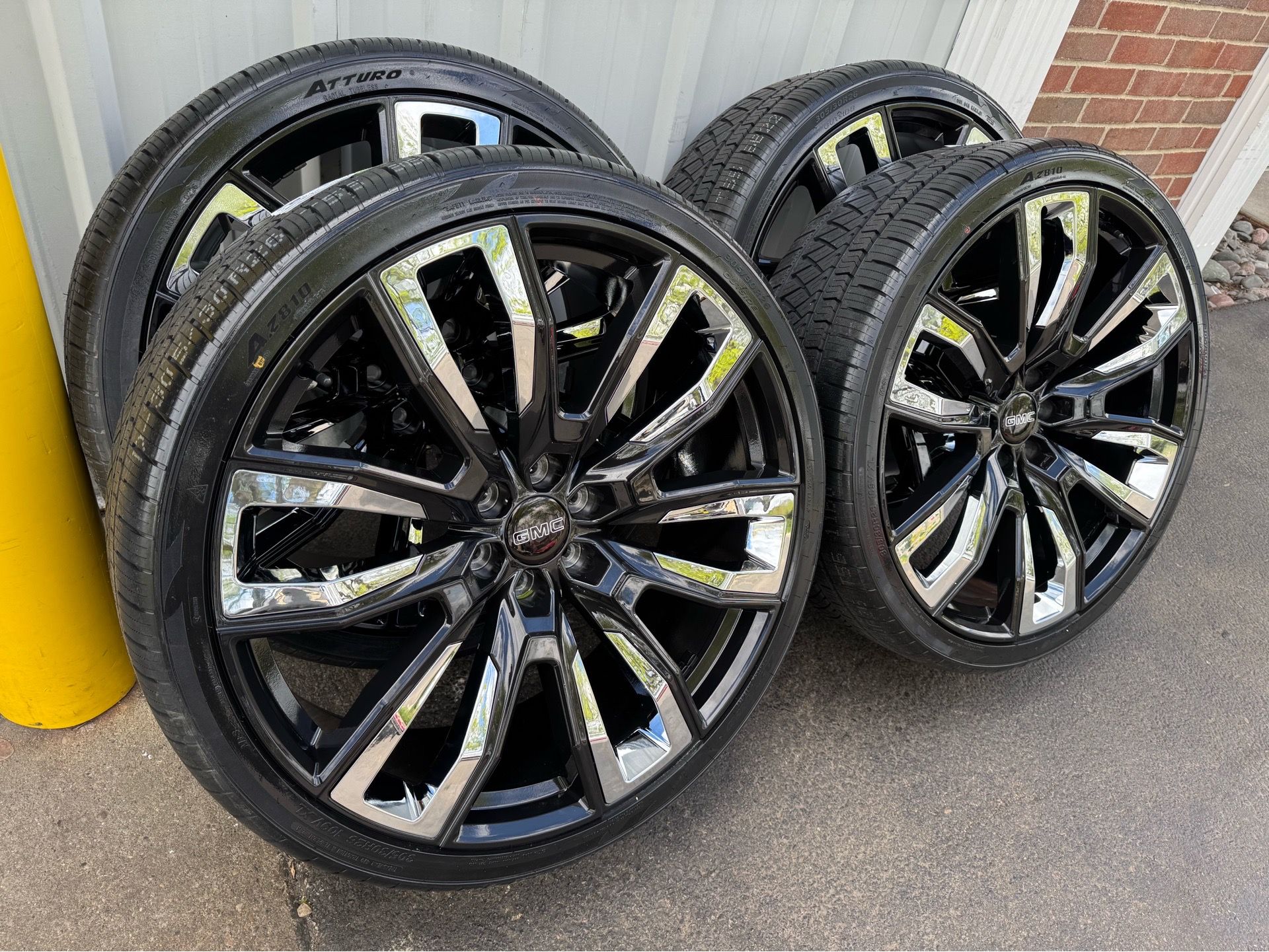 NEW 26 inch gm style wheels gloss black chrome caps with 305/30r26 Lexani tires