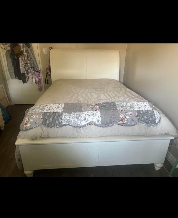 Queen size Slegh Bed.