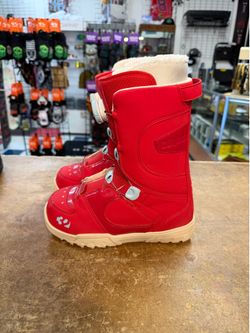 Women’s thirty two boa size 7 snowboard boots certified with warranty located at Sin city snowboards