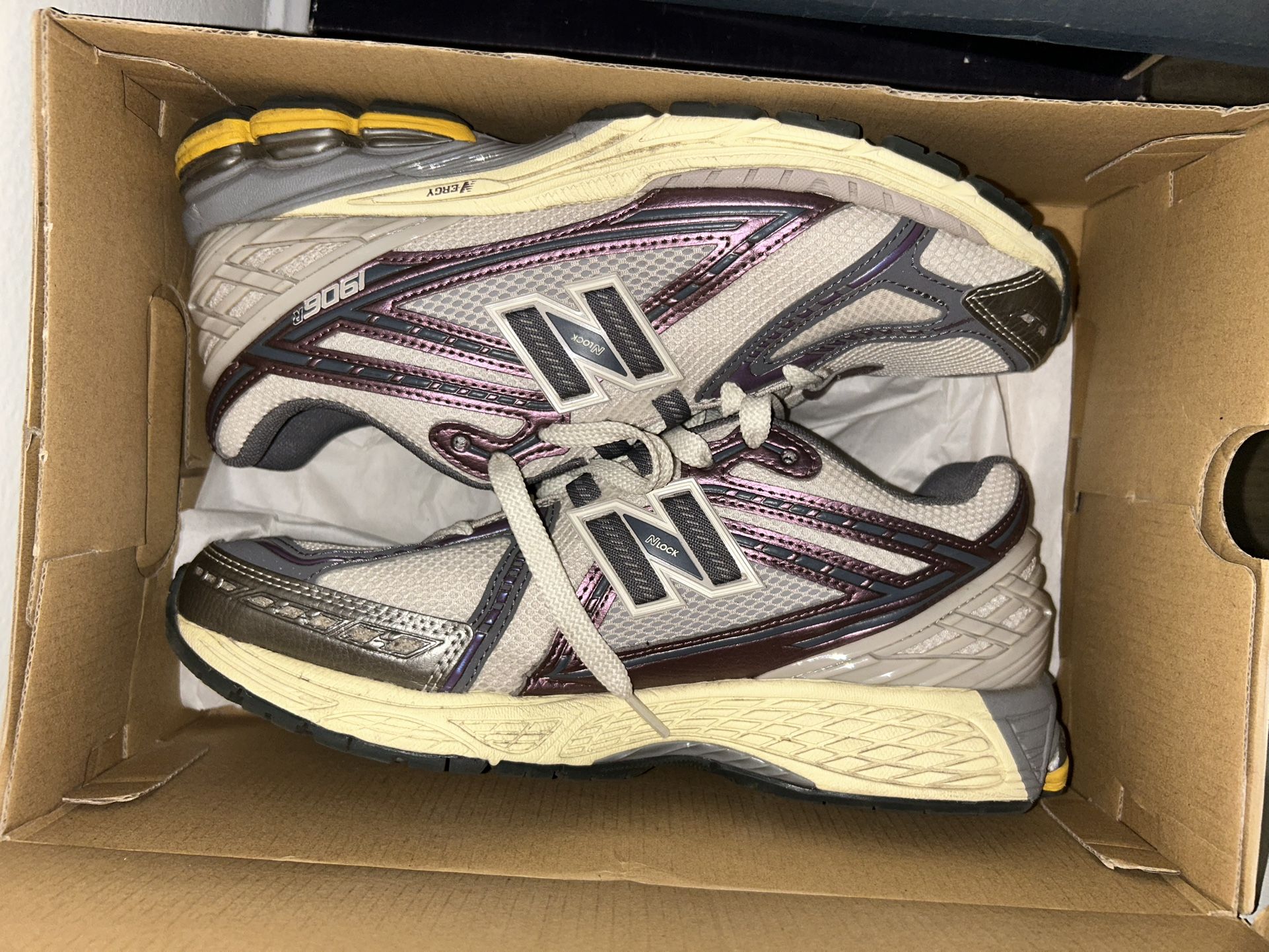 Men’s New Balances 9.5