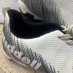 Riddell Men size 9 Football Cleats in white and black.   Excellent Condition. Clean, well cared for, lots of life left . Ready for pickup or ship .   