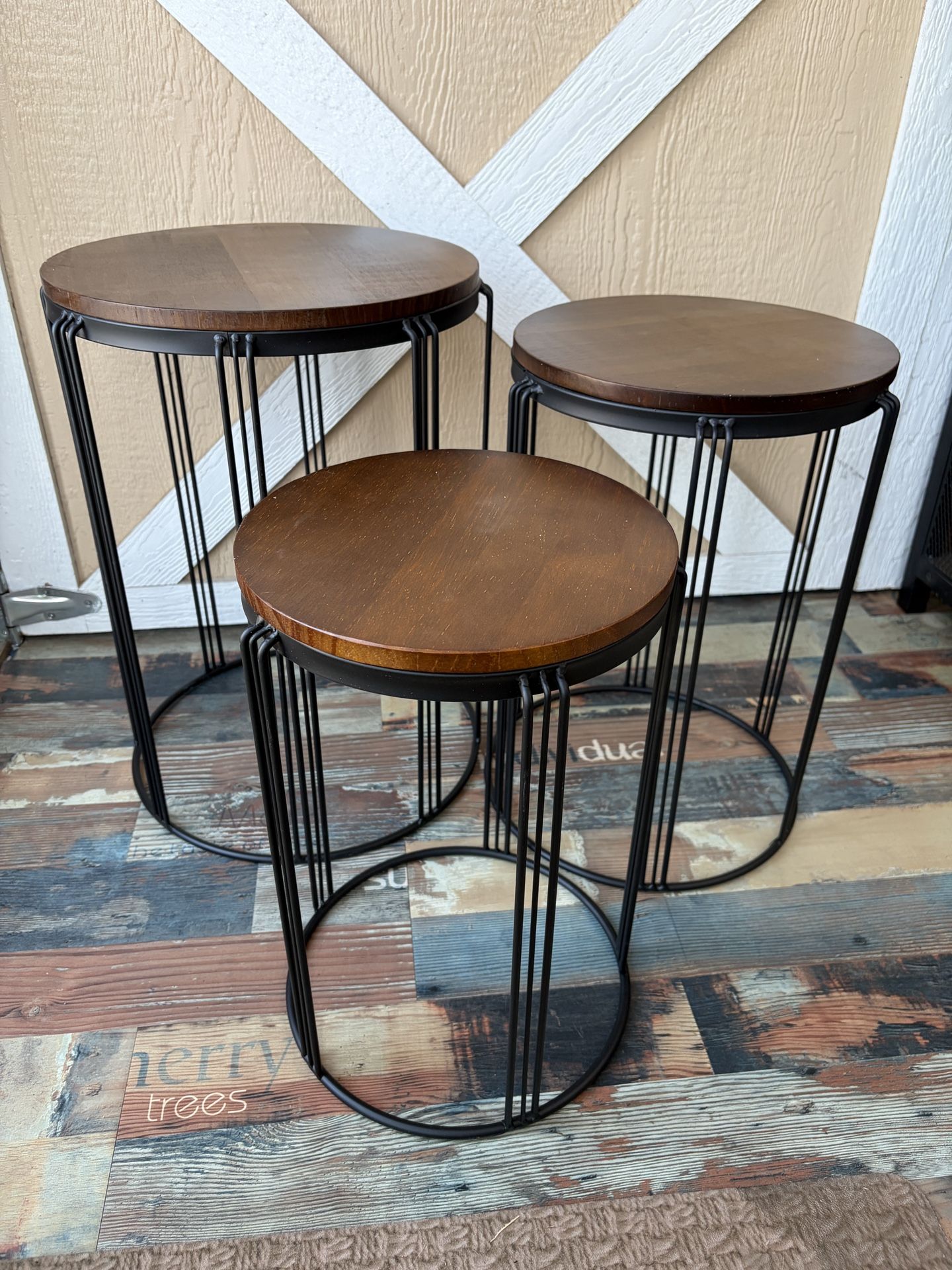 Patio Side End Plant Tables Outdoor Set of 3, Round Rustic Metal Wire Frame with Fir Wood Top, Industrial Nesting Stacking Coffee Tables for Living Ro